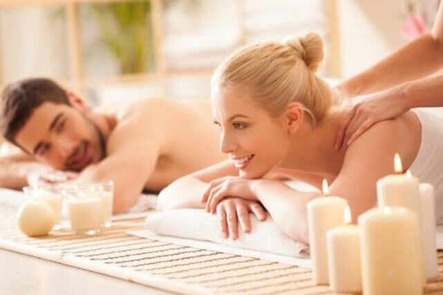 Zdjęcie przedstawia parę uczącą się masażu.