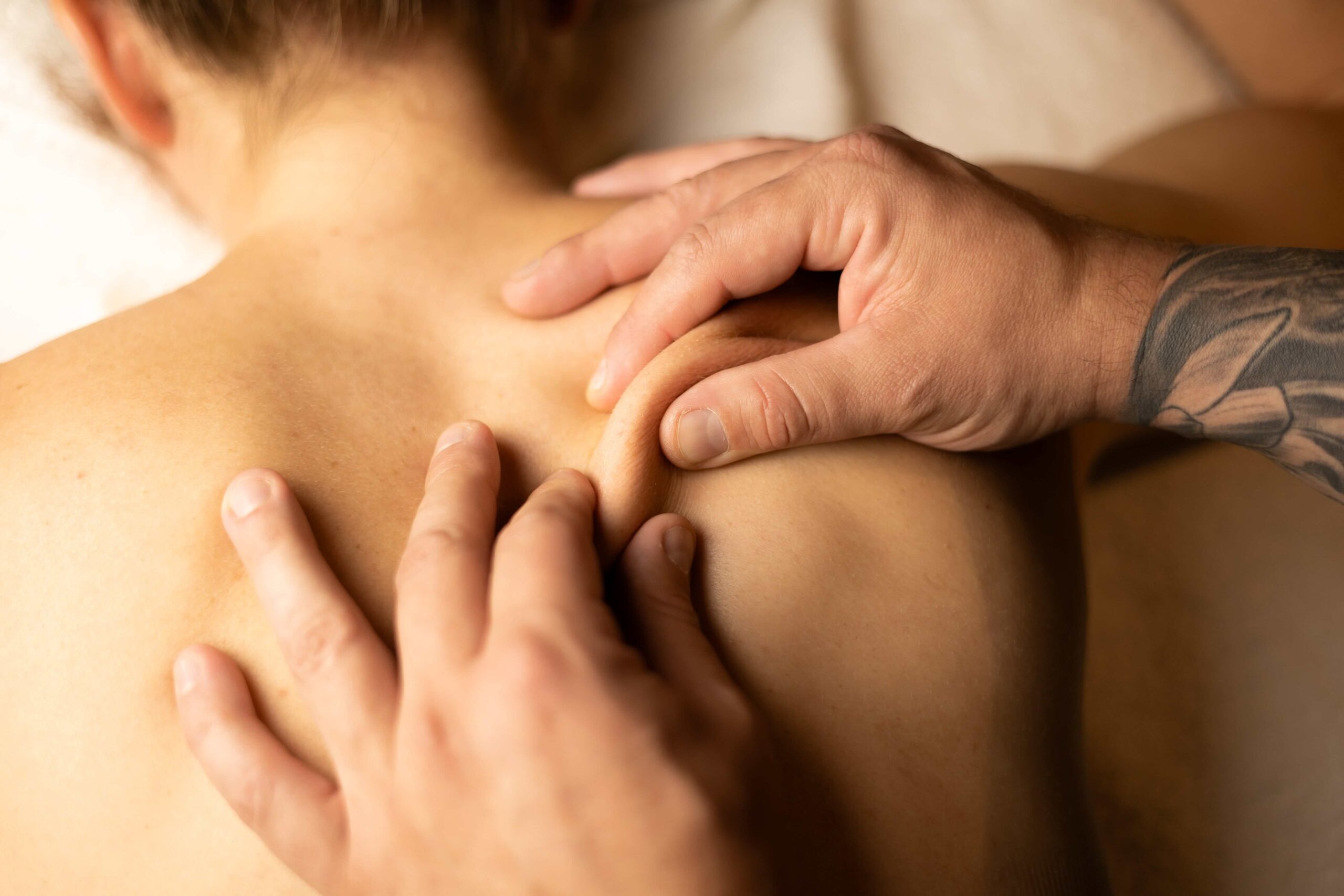 Zdjęcie przedstawia masażystę wykonującego masaż klasyczny w gabinecie Oriental SPA w Jeleniej Górze. Masażysta stosuje tradycyjne techniki masażu, aby rozluźnić mięśnie, poprawić krążenie i zrelaksować pacjenta.