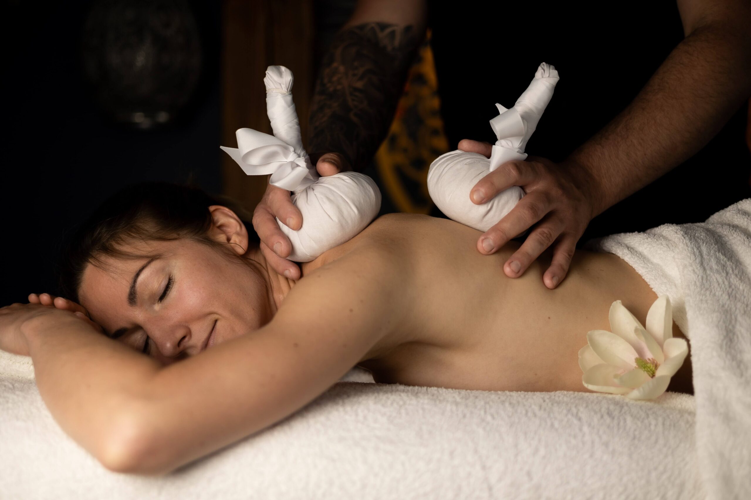 Zdjęcie ukazuje masażystę wykonującego masaż indonezyjski w gabinecie Oriental SPA w Jeleniej Górze. Masażysta stosuje tradycyjne techniki masażu indonezyjskiego, które łączą głębokie uciski stemplami ziołowymi, rozciąganie i aromaterapię, aby zrelaksować ciało i umysł pacjenta.